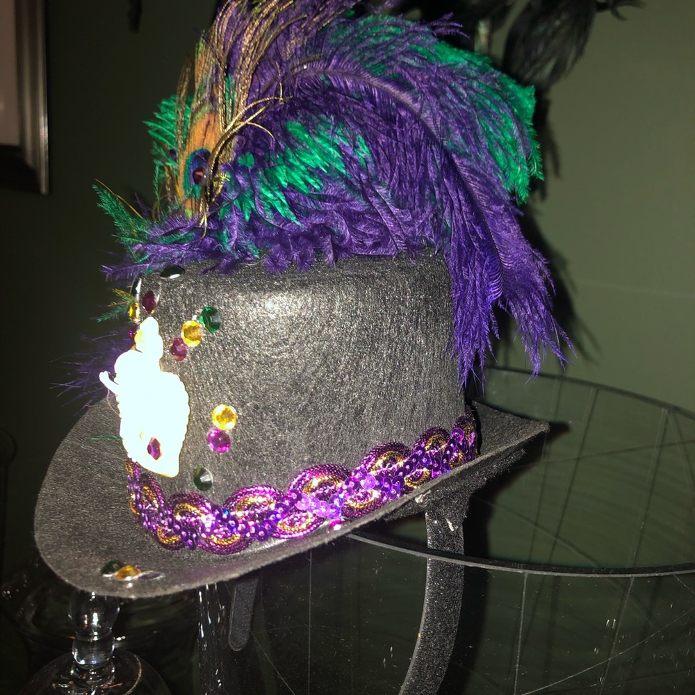 Mardi Gras headband mini feathered hat 🎩 - Picture 2 of 4